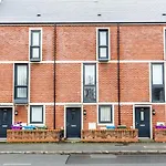 Modern Townhouse - Free Gated Parking - City Centre - 5 ! By Hinkley Homes Short Lets & Serviced Accommodation