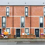 Newbuild 4Bed - City Centre - Free Secure Parking! By Hinkley Homes Short Lets & Serviced Accommodation