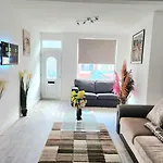 Hawkins Town House Near City Ctr And All Amenities
