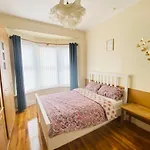 Entire 4 Bedroom House - Ev Point & Free Parking