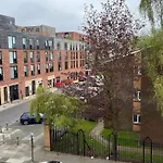 City Centre Flat, Free Parking, Period Property