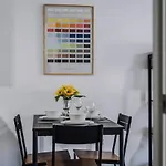 Host & Stay - The Roscoe Nest