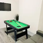 Modern Hangout House Near Lfc, 3 Bedroom With Pool Table