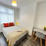 Modern Hangout House Near Lfc, 3 Bedroom With Pool Table