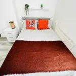 Modern Hangout House Near Lfc, 3 Bedroom With Pool Table