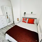 Modern Hangout House Near Lfc, 3 Bedroom With Pool Table