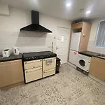 Comfortable Midtown Retreat