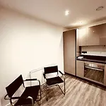 Brand New 5 Star Luxury 2 Bedroom Apartment, Sleeps 6, Central, Wifi, Big Smart Tv, Alexa Speakers, Easy Access Lock Box Entry!