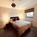 Brand New 5 Star Luxury 2 Bedroom Apartment, Sleeps 6, Central, Wifi, Big Smart Tv, Alexa Speakers, Easy Access Lock Box Entry!