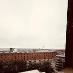Brand New 5 Star Luxury 2 Bedroom Apartment, Sleeps 6, Central, Wifi, Big Smart Tv, Alexa Speakers, Easy Access Lock Box Entry!