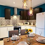 Modern And Spacious Apartment!