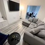 No. 51 - Modern 4 Bed
