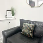 Modern & Spacious, 4 Bedroom , 9Ppl Free Wifi & Parking