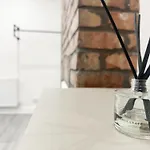 Modern & Spacious, 4 Bedroom , 9Ppl Free Wifi & Parking