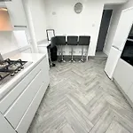 Modern & Spacious, 4 Bedroom , 9Ppl Free Wifi & Parking