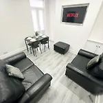 Modern & Spacious, 4 Bedroom , 9Ppl Free Wifi & Parking