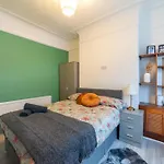 Rooms With Netflix In A Shared Accommodation, 10 Min Walk From The Stadium