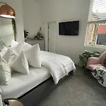 Orange Rentals- Cosy 1-Bed Apartment Near Lark Lane & Sefton Park