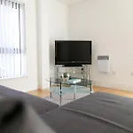 Serviced Apartment In Liverpool City Centre - Free Parking - Balcony - By Happy Days