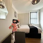 2 Bedroom House 10 Mins To City Centre & Albert Dock
