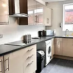 Liverpool City Centre - Spacious Duplex - 6 Bedrooms - Sleeps 14 People