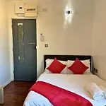 Cosy Getaway For Couples With Free Parking