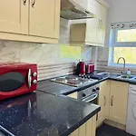 Cosy Getaway For Couples With Free Parking