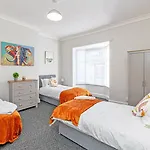 Scott House - Air Host & Stay - Parking
