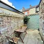 Orange Rentals: Charming 2-Bedroom, Free Parking!