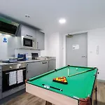 Stylish Central Apartment, Sleeps 4, Pool Table, Available For Long Term Stays