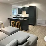 Gorgeous 2 Bed Apartment With Free Parking Near, Sefton Park, Palm House, Lark Lane, Liverpool And Everton Football Clubs