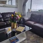 Sidemerseylivings - Central, Bright, And Convenient 2-Bedroom Apartment With Parking