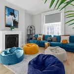 Flatzy - City Centre Mansion, Sleeps 20, 5 Baths