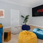 Flatzy - City Centre Mansion, Sleeps 20, 5 Baths
