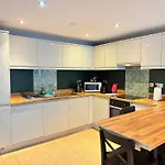 Centrally Located Apartment In Duke Street- Free Parking- Two Bathrooms