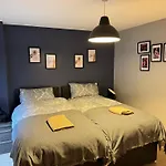 Centrally Located Apartment In Duke Street- Free Parking- Two Bathrooms
