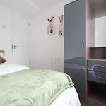 Large 5 Bedroom House - Sleeps 9 - Anfield, Liverpool - 4 Double Beds, 1 Single Bed - 3 Min Drive To Liverpool Football Club & Anfield Stadium, 14 Min Walk To Liverpool Football Club & Anfield Stadium, 7 Min Drive To Everton Football Club