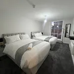 Urban Retreat By Lvp Apartments - Spacious 2-Bed, Sleeps 10 - Ideal For Groups