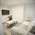 Central Liverpool Gem - Stylish 1-Bed With Sofa Bed, Sleeps 4 - Ideal For Groups & Getaways