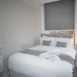 Central Liverpool Gem - Stylish 1-Bed With Sofa Bed, Sleeps 4 - Ideal For Groups & Getaways