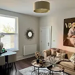 No 50 - One Bed Apartment In Liverpool Sleeps 4
