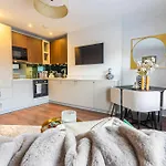 No 50 - One Bed Apartment In Liverpool Sleeps 4