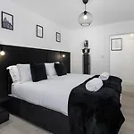 Flexible 2-Bed Near Stadiums Free Parking