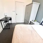Room At 4 Double Bed En-Suite Bathroom House For Professionals