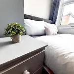 Room At 4 Double Bed En-Suite Bathroom House For Professionals