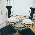 Serviced Apartment In Liverpool City Centre - Free Parking - Balcony - By Happy Days