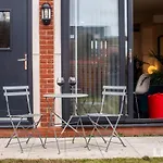 New Modern Townhouse Close 2 Centre Private Parking