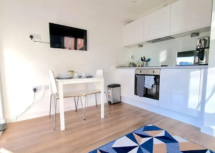 City Centre Studio With Wifi Parking & Shops