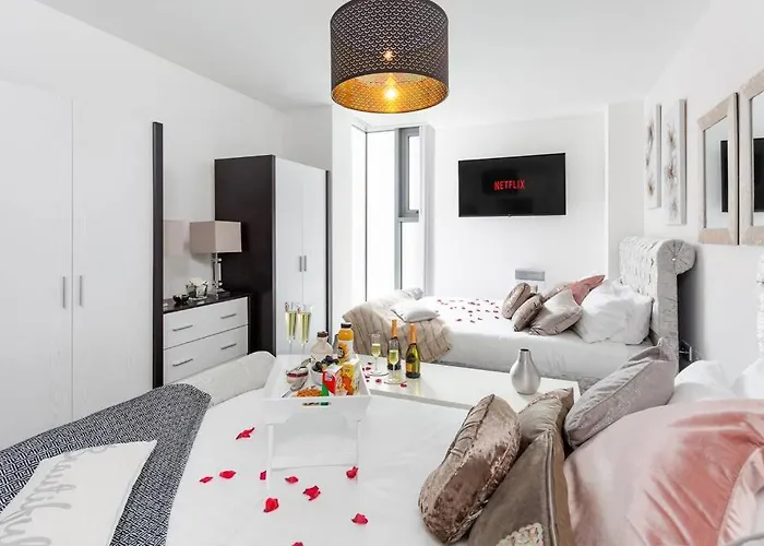 Liverpool City Centre Apt Sleeps 10