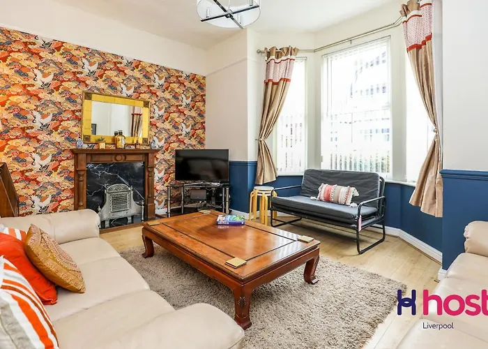 Carlton Villa: Gorgeous Detached Home With Parking